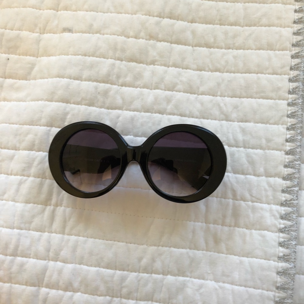 Black round sunglasses